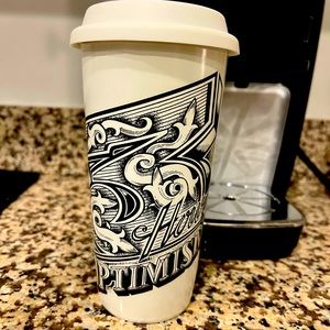 Double walled porcelain cup with silicone lid